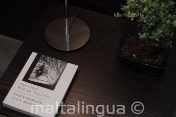 طاولة بجانب السرير