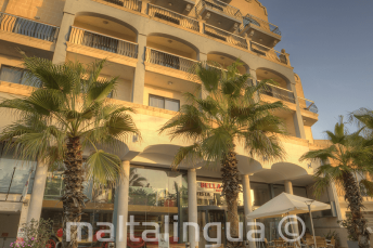 خارج سكن مدرسة اللغات للصغار