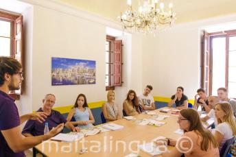 مدرس يتحدث إلى فصل مليء بطلاب اللغة الإنجليزية