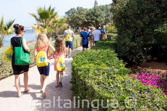 مدرس يأخذ طلابه إلى حصة لغة إنجليزية في الهواء الطلق