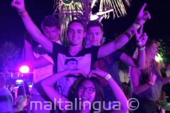 4 طلاب يرقصون في حفل الترحيب بالمدرسة