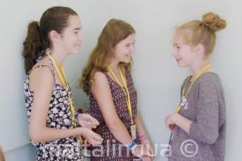 طلاب برنامج الأطفال يتحادثون في المدرسة الإعدادية