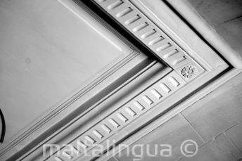 تتميز المدرسة بالعديد من الميزات المثيرة للاهتمام