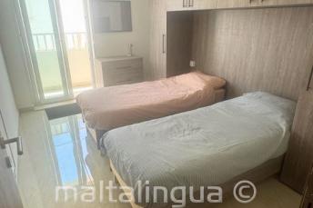 الإقامة مع مدرس غرفة نوم ثانية