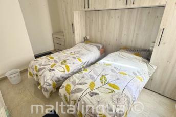 غرف نوم مريحة مزودة بمكيفات هواء