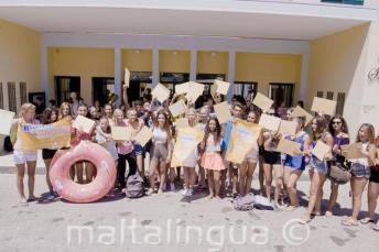 مجموعة من الطلاب مع شهاداتهم