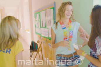 قائد مجموعة مع الطلاب في وقت الاستراحة