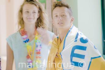 طالب مراهق يدرس اللغة الإنجليزية يرتدي علم المدرسة