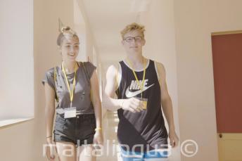 مراهق ومراهقة يسيران في مدرسة اللغات