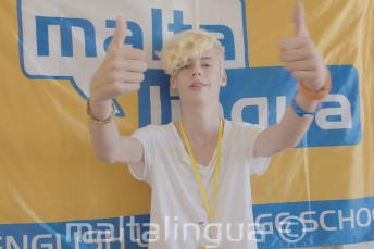 طالب في المدرسة الصيفية يرفع إبهامه