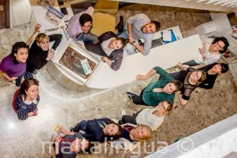 كعكة في استقبال مدرسة اللغات