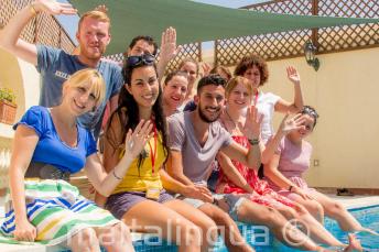 يعمل فريقنا بجد لضمان حصول الطلاب على أقصى استفادة من دورة اللغة التي يلتحقون بها.